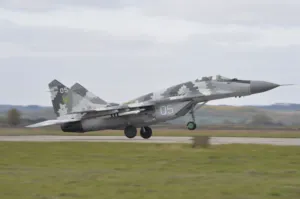 Перші передані Словаччиною винищувачі МіГ-29 вже захищають небо України