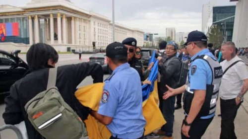 Во время визита Путина в Монголию протестующие развернули флаг Украины