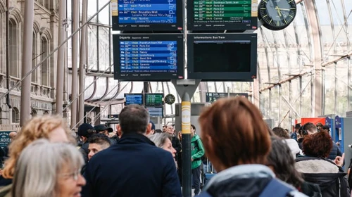 Поезд с депутатами Европарламента «хаотично» эвакуировали после непонятного взрыва