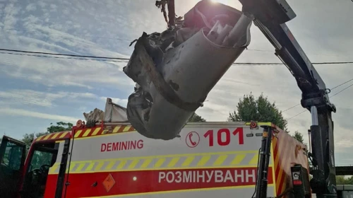 Bomb disposal experts retrieve wreckage of Russian missile in Kyiv – photo