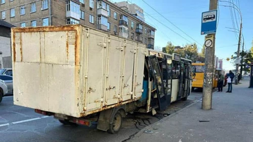 В Киеве грузовик на полной скорости протаранил маршрутку с пассажирами