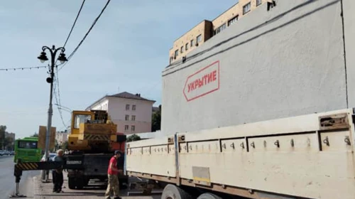 Reinforced concrete shelters being installed in Kursk and Kurchatov