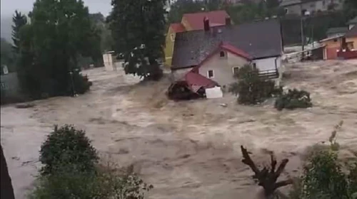 У Польщі після прориву дамби місто пішло під воду, людей евакуюють гелікоптери