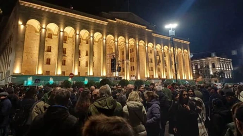 В Тбилиси тысячи людей вышли на протест из-за скандальных выборов в парламент