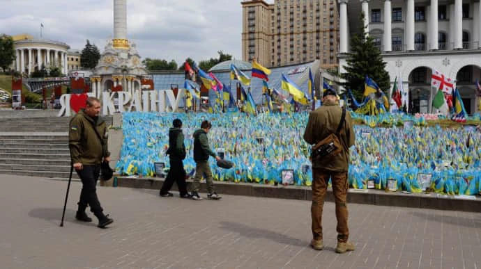 Большинство украинцев не готово уступать территорию, но в то же время хочет переговоров с РФ – опрос