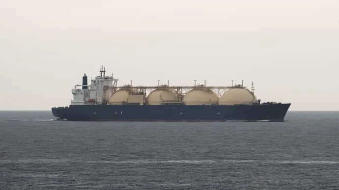 UK imposes sanctions on 2 companies and 5 vessels transporting Russian LNG