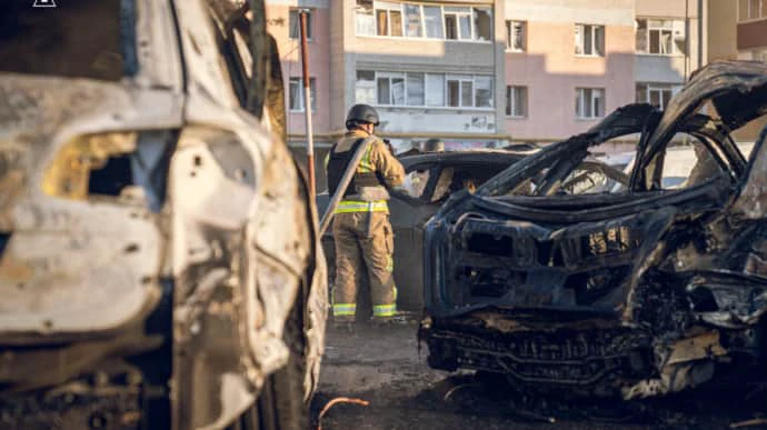 ГСЧС об авиаударе по Сумах: сгорело сразу 10 авто, припаркованные возле многоэтажки