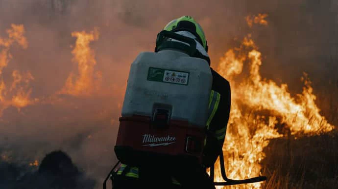 На Хмельниччині через атаку "Шахедів" горить меблевий склад – ОВА