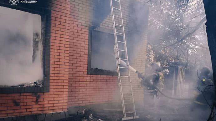 На Київщині від падіння уламка БпЛА згорів будинок – ДСНС