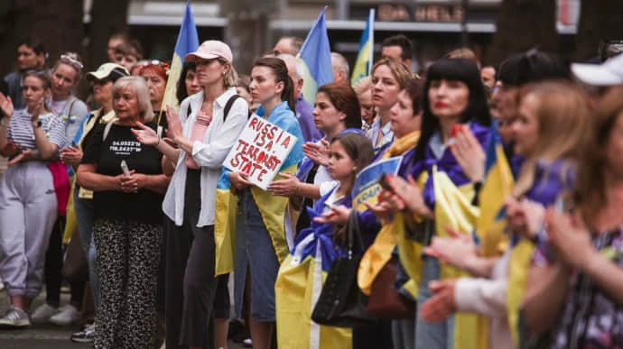 Опитування: Чверть українських біженців у Європі не планують повертатися в Україну