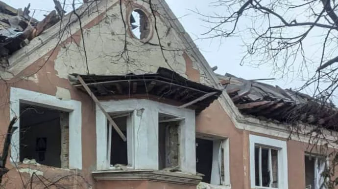 Russians attack Kryvyi Rih: administrative building damaged, 15 people injured – photo