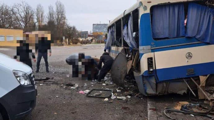 Russians strike bus stop in occupied city of Kherson Oblast, killing and injuring civilians – video