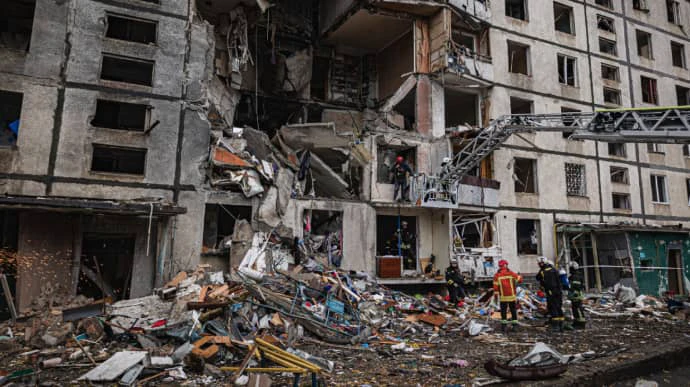 Rescuers in Kharkiv retrieve body of 15-year-old teen from under rubble – video