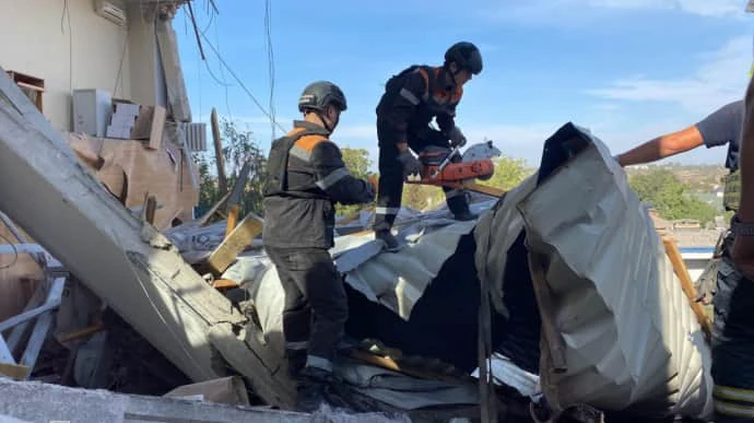 У Кривому Розі з-під завалів будівлі поліції дістали тіло жінки