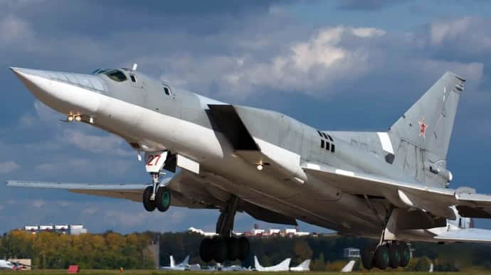 Tu-22M3 strategic bomber crashes in Russia – video