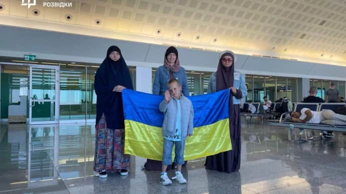 Ukraine evacuates 4 of its citizens from Syria – video