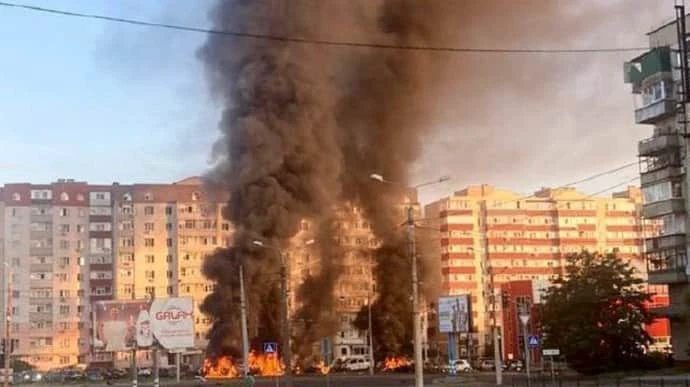 Russian strike on Sumy: windows smashed, cars ablaze – photo