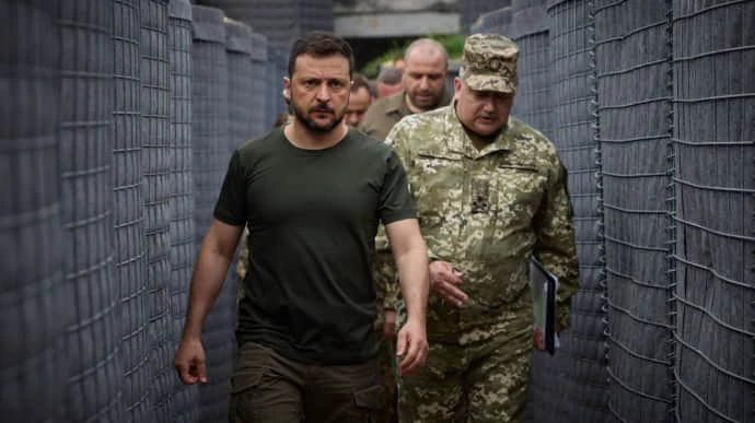 Zelenskyy inspects fortifications on border with Belarus – photos, video